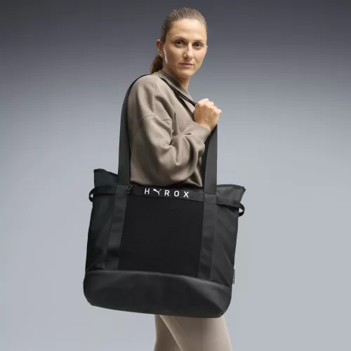 PUMA x HYROX 2-in-1 Shopper 15L táska – viselés közben